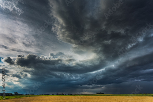 Fototapeta Naklejka Na Ścianę i Meble -  Storm clouds with shelf cloud and intense rain