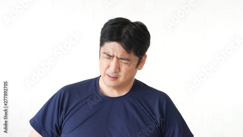 苦悩する男性
