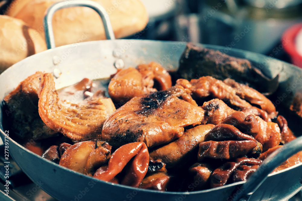 Φωτογραφία pork offal breads on cart at night food street market