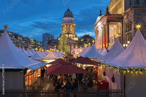 Obraz na płótnie WeihnachtsZauber Gendarmenmarkt (Christmas Market at Gendarmenmarkt) in Berlin, Germany. This is the one of the most popular and amazing Christmas markets of Berlin. w salonie