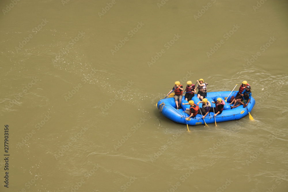 grupa ludzi  płynących pontonem rzeką - obrazy, fototapety, plakaty 