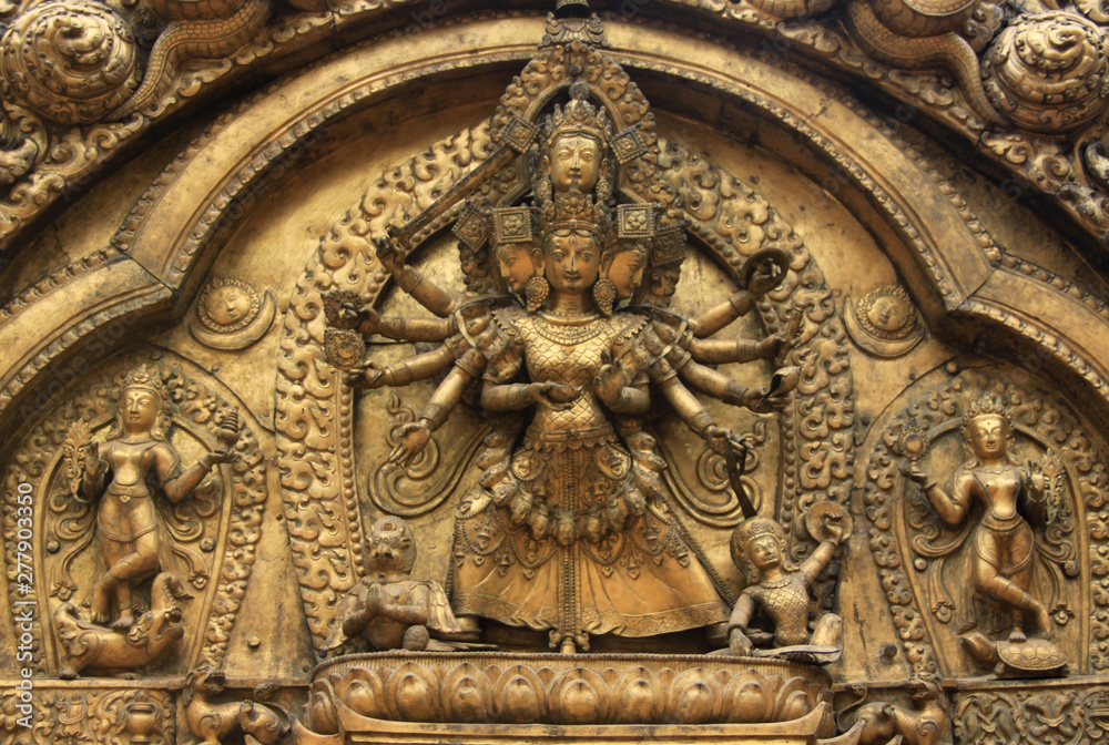 rzeźba hinduskiego bóstwa na fasadzie budynku w nepalu