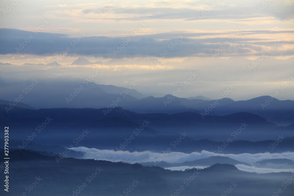 szczyty górskie we mgle i chmurach o poranku - obrazy, fototapety, plakaty 