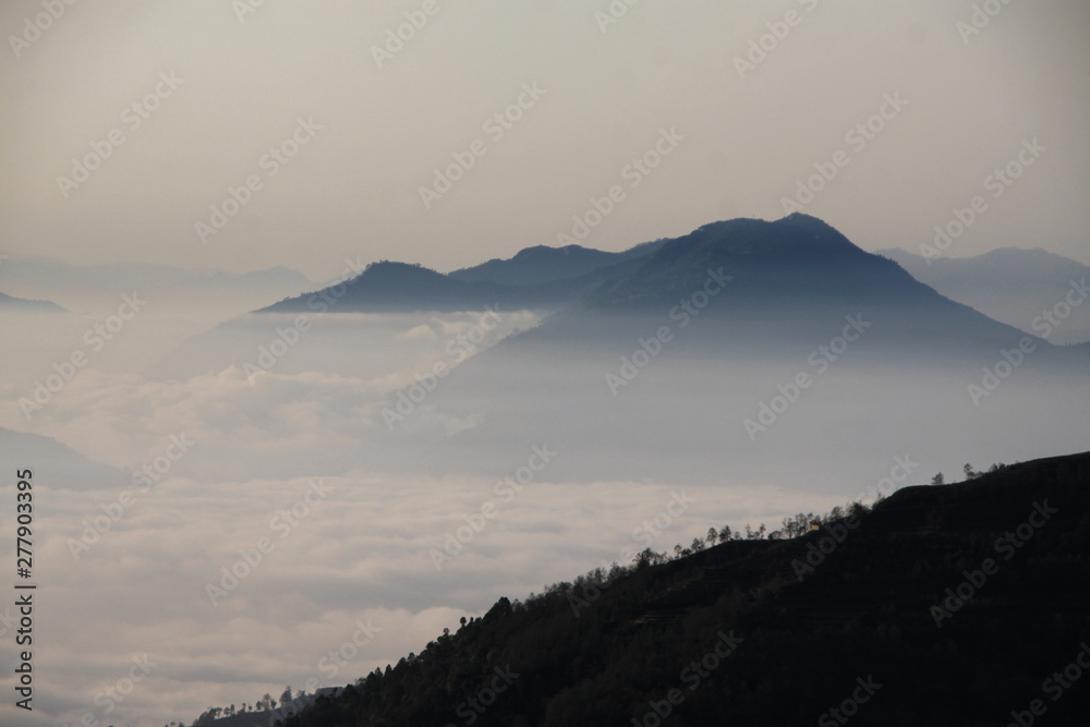 szczyty górskie we mgle i chmurach o poranku - obrazy, fototapety, plakaty 