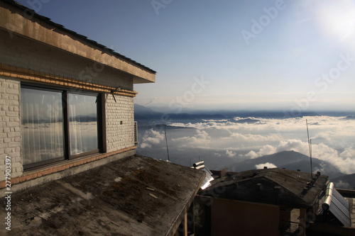 widok z wysoko położonego domu na górską okolicę w chmurach