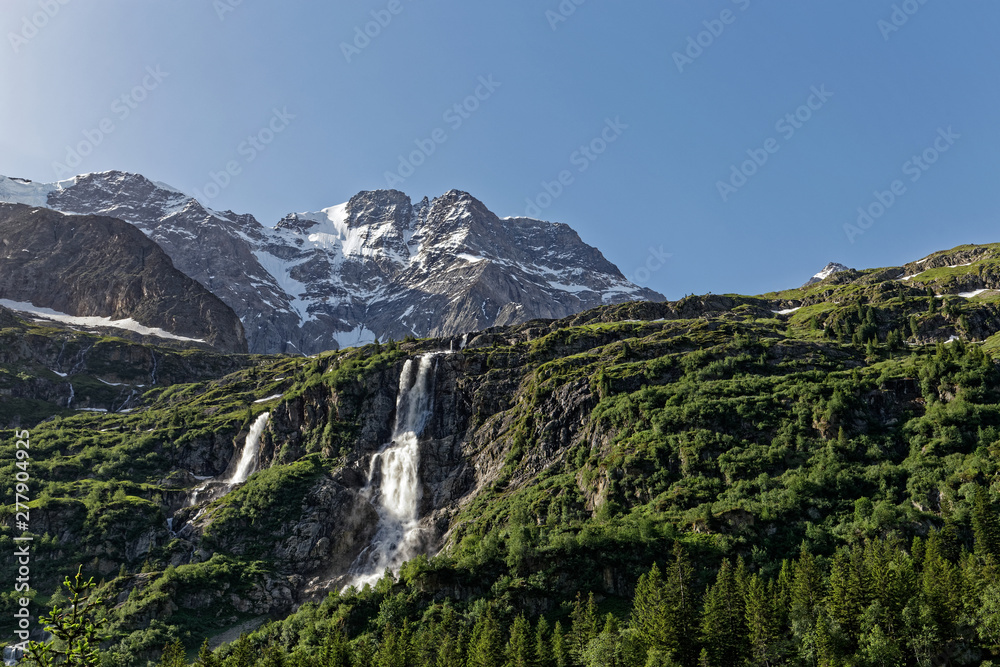 La Schmadribachfälle dans les Alpes Suisses