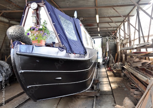 Schilderij op canvas Narrowboat Hull Blacking Complete