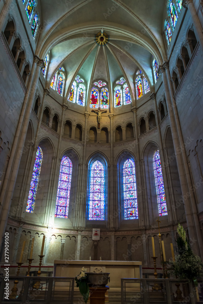 Fototapeta premium Main altar of Lyon Cathedral, Cathédrale Saint-Jean-Baptiste de Lyon, The cathedral is dedicated to Saint John the Baptist, and is the seat of the Archbishop of Lyon, Lyon, France