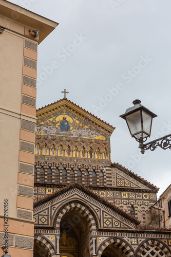 front side of the Amalfi cathedral with a streetlamp in the front side