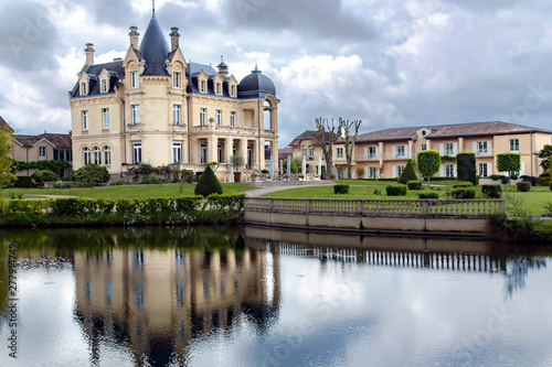 Obraz na plátne Beautiful the chateau Grand Barrail in Saint - Emilion