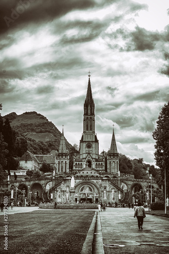 Fototapeta Naklejka Na Ścianę i Meble -  Basilica of our Lady of the Rosary in Lourdes, France