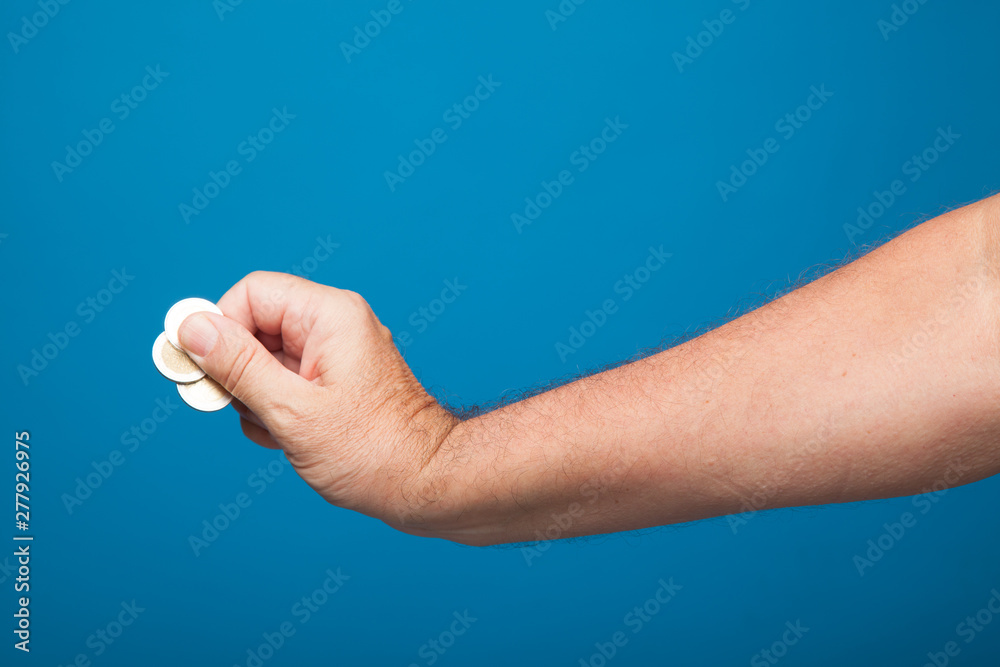 Acción de tener dinero en la mano, billetes de Euro. Acción de entregar dinero por la compra de algo. Entrega de monedas de Euros, Limosna, caridad. Acción de tener dinero en la mano, billetes de Euro. Acción de entregar dinero por la compra de algo. Entrega de monedas de Euros, Limosna, caridad.