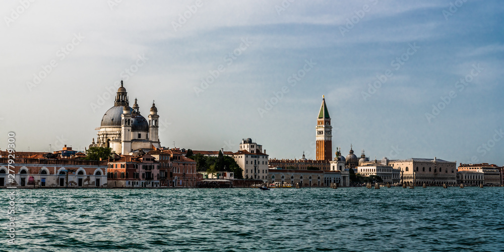 Night comes to the areas of Venice