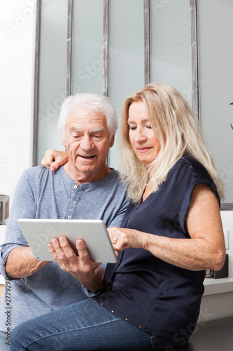 COUPLE SENIOR AVEC TABLETTE