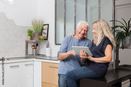 COUPLE SENIOR AVEC TABLETTE