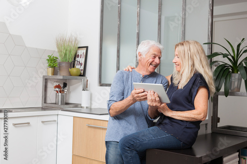 COUPLE SENIOR AVEC TABLETTE