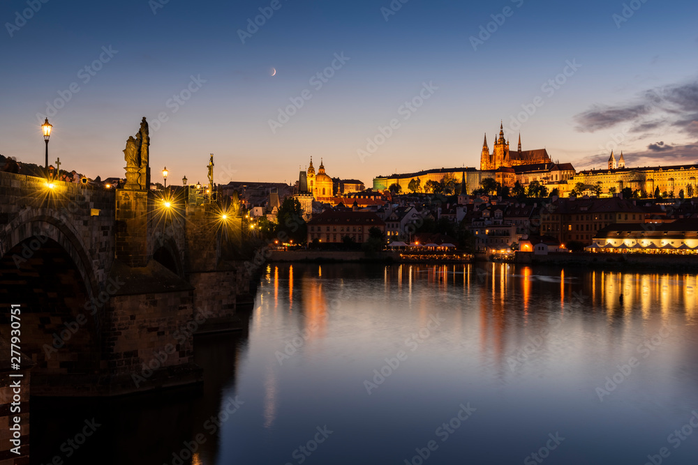 Praga nocą - widok na Most Karola, Hradczany i katedrę
