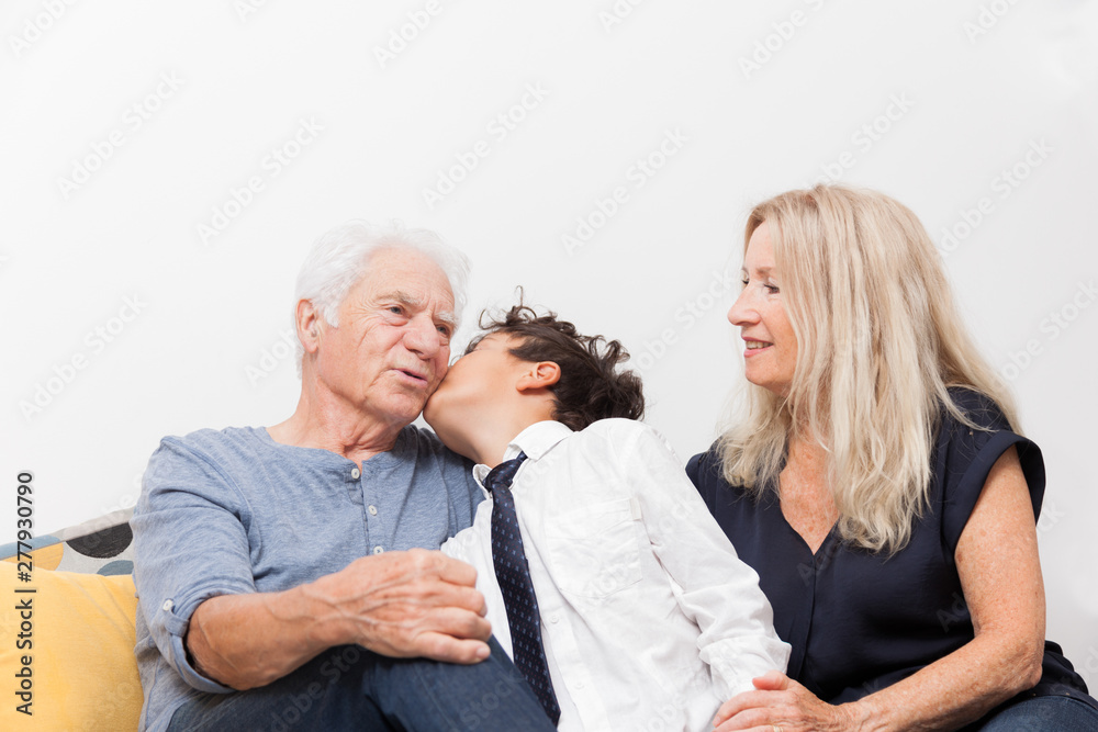 GRANDS PARENTS AVEC LEUR PETIT FILS GRANDS PARENTS AVEC LEUR PETIT FILS