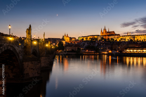 Praga noc   - widok na Most Karola  Hradczany i katedr  