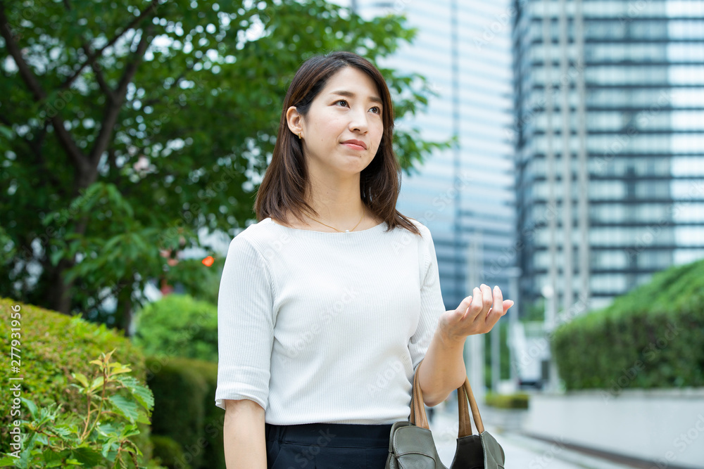 通勤する女性