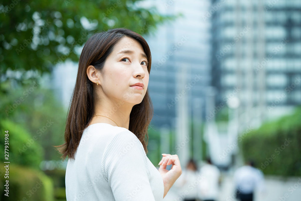 通勤する女性 通勤する女性