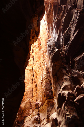 Wadi Mujib kanion kamienne ściany skały