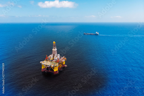 Foto Oil rig accident spill into sea, aerial top view