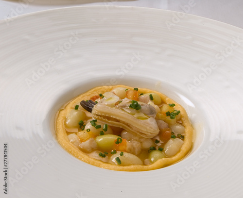 Crema de pescado con verduras, vista cenital. Fish cream with vegetables, overhead view.