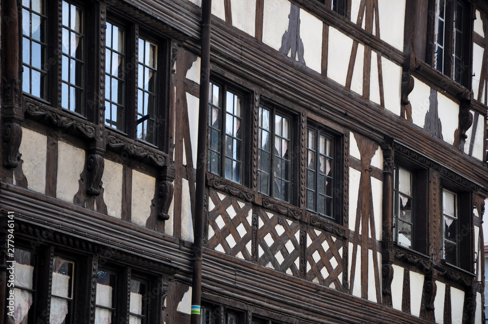 Façade de maison à colombages (Strasbourg, Bas-Rhin - France) Façade de maison à colombages (Strasbourg, Bas-Rhin - France)
