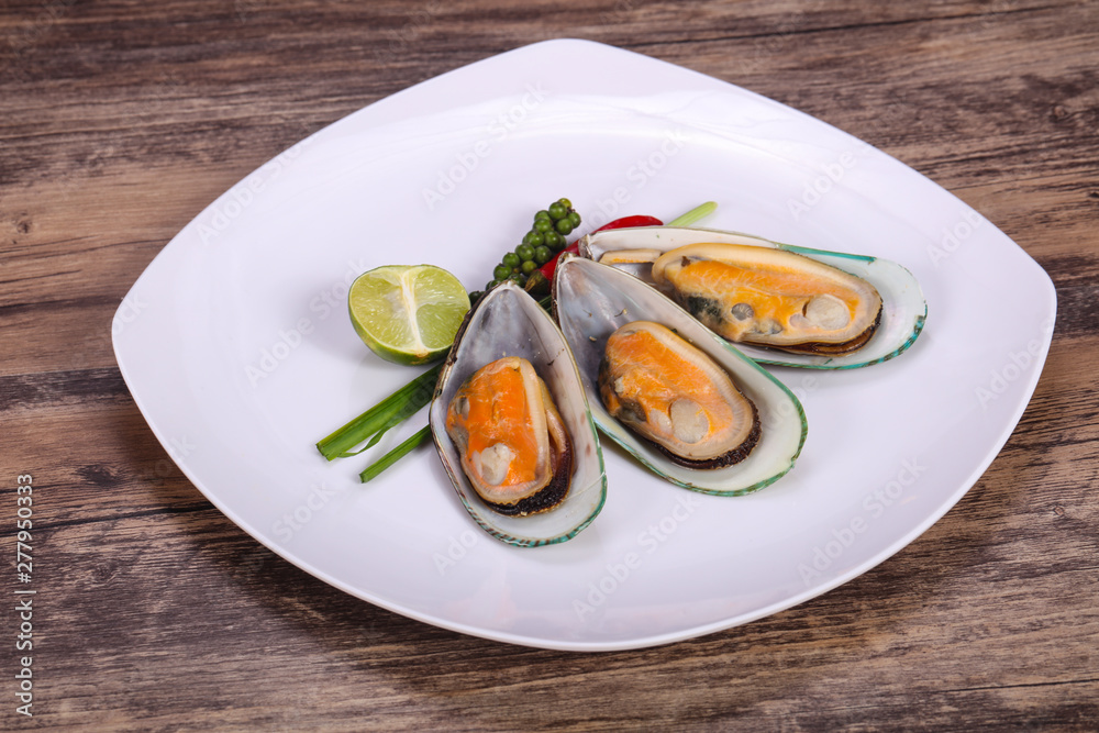 Half mussels with lime and pepper Half mussels with lime and pepper