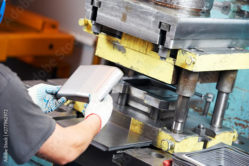 Fotografija Sheet metal processing on hydraulic punch press