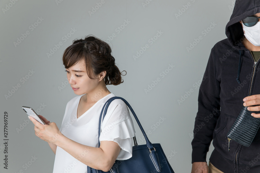 財布を盗まれる女性 財布を盗まれる女性