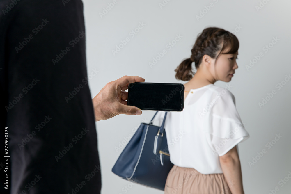 女性を盗撮する男性