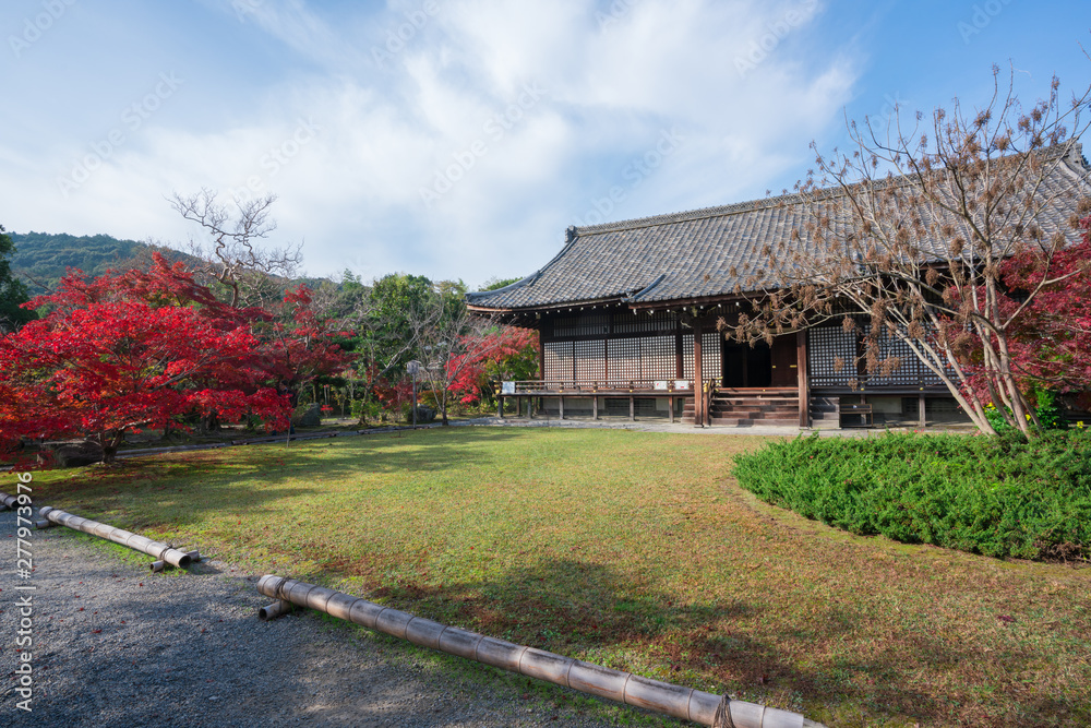 京都　勧修寺の宸殿と紅葉　