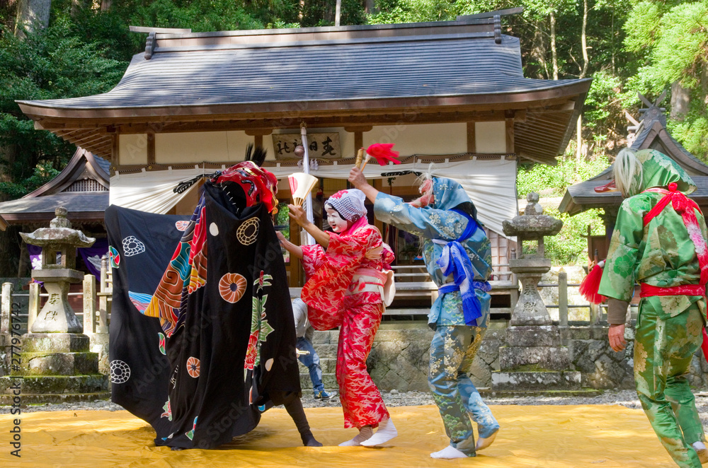 Naklejka premium 上野の獅子舞 獅子 天狗 お多福（和歌山県指定 無形民俗文化財 富里 春日神社） 