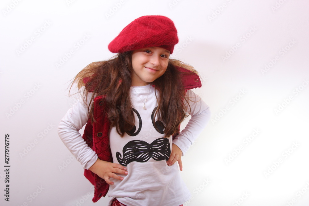 Niña simpatica con boina posando moda invierno infantil Stock Photo