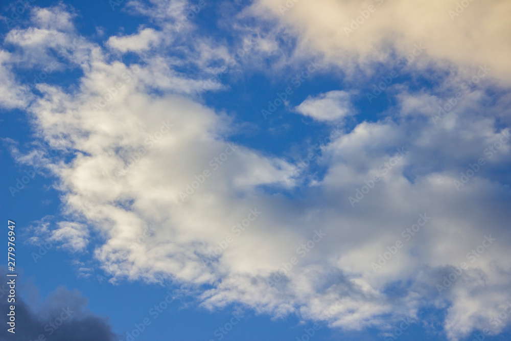 Las nubes y el cielo