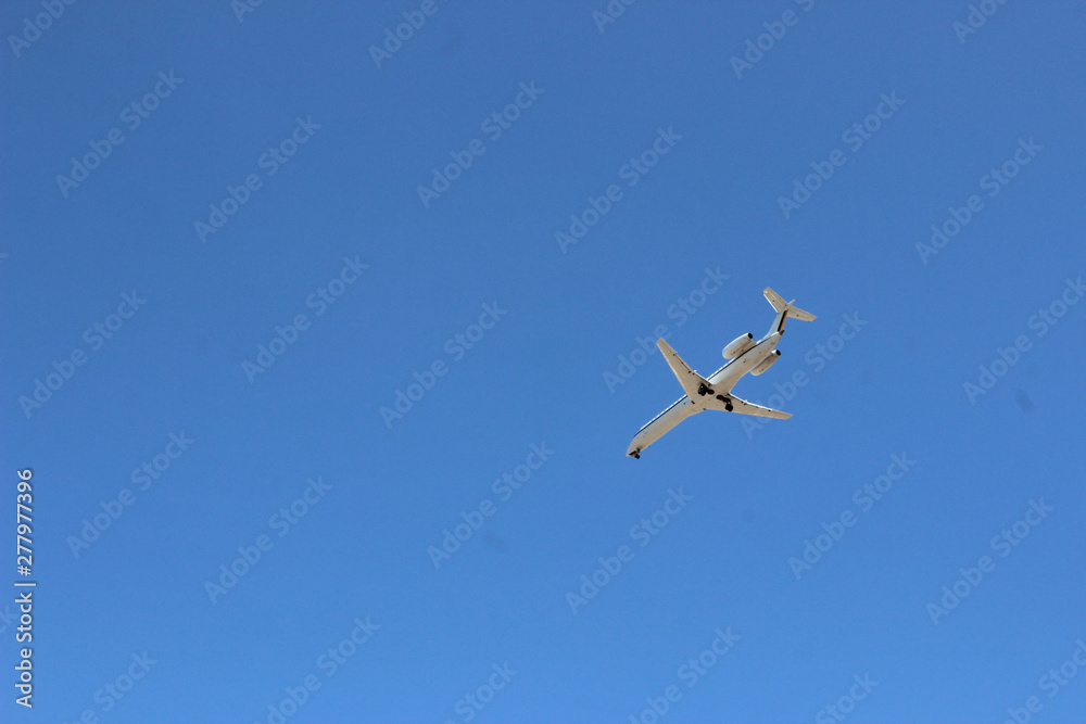 Fototapeta premium avião voando no céu