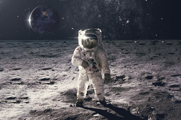 Keuken achterwand Voor hem Astronaut op rotsachtig planeetoppervlak  © Oleg_Yakovlev