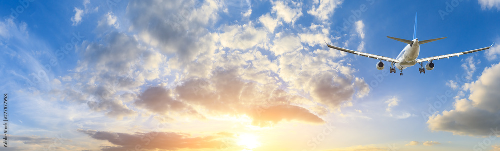 Obraz premium Airplane in the sky at sunrise