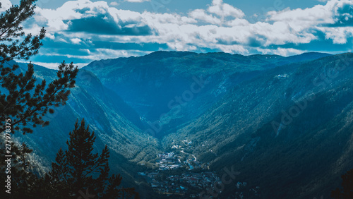 Rjukan norweskie miasto w dolinie photo