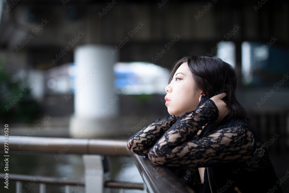 手すりにもたれて物思いにふける若く美しい日本人女性 Stock Photo Adobe Stock 手すりにもたれて物思いにふける若く美しい日本人女性 Stock Photo Adobe Stock