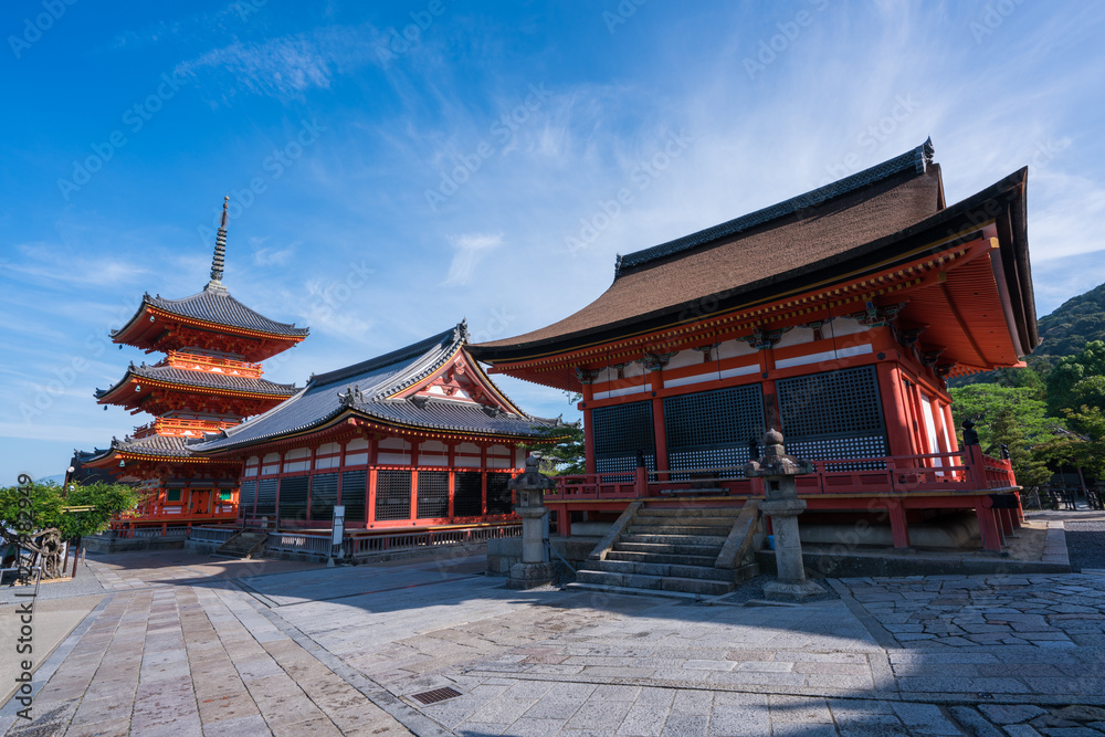 京都 清水寺の三重塔と経堂 京都 清水寺の三重塔と経堂