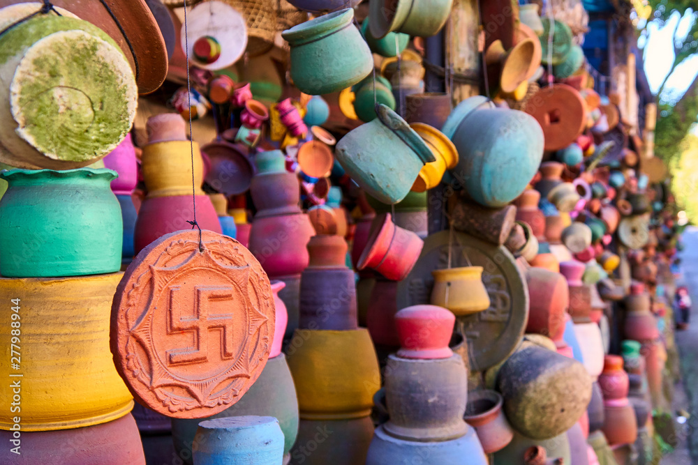 Obraz premium Local pottery craft shop on small street of Ubud, Bali. A lot of clay pots hang on strings as abstract background. Shallow focus