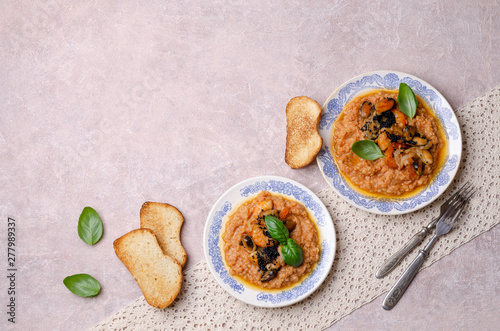 Red lentils with fried seafood