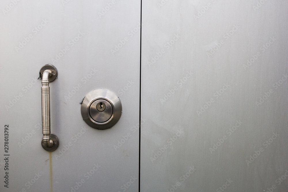 Know the keys and handle, open the door on the gray wall. Know the keys and handle, open the door on the gray wall.