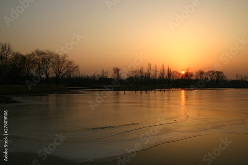 Sunset mood on the lake park © Photo Moon