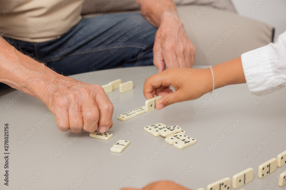 Fotografie MAINS ET DOMINOS