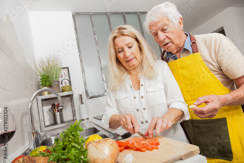 COUPLE SENIOR EPLUCHANT DES LEGUMES