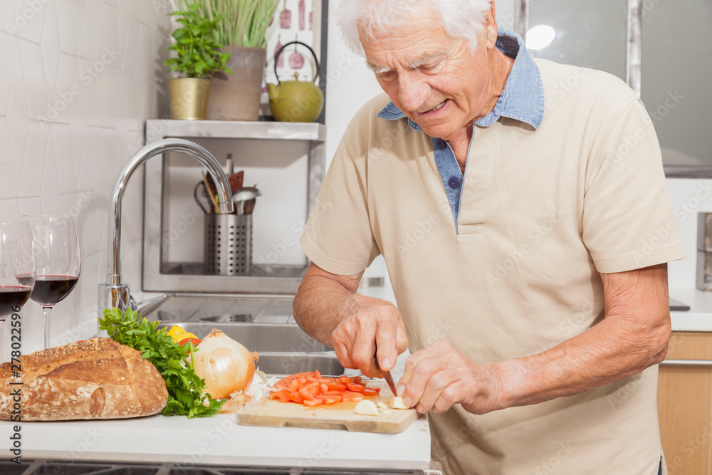Fotografie SENIOR PREPARANT LA CUISINE